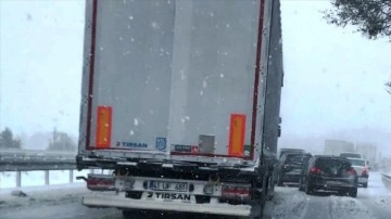Karabük-Bolu kara yolunda kar yağışı sebebiyle ulaşımda aksamalar yaşanıyor