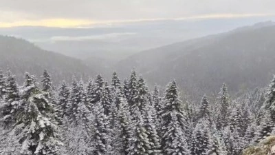 Karab&uuml;k'&uuml;n y&uuml;ksek kesimlerine kar yağdı