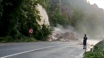 Karabük-Zonguldak kara yolu heyelan nedeniyle trafiğe kapandı