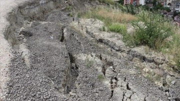 Karabük'te heyelan nedeniyle okul bölgesindeki yolun bir kısmı çöktü