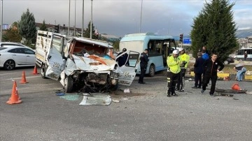 Karabük'te kamyonet ile minibüsün çarpıştığı kazada 11 kişi yaralandı