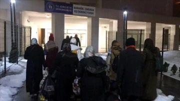Karabük'te kar nedeniyle yolda kalan 99 kişi öğrenci yurdunda misafir ediliyor