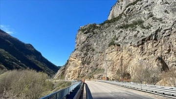 Karabük'te 'örümcek adamlar' yamaçlarda kaya temizliği yaptı