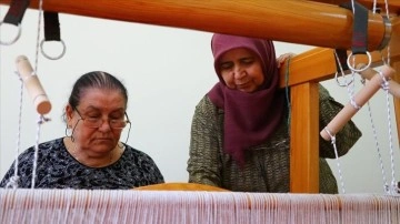 Karacakılavuz dokumasını 20 yıldır kadınlara öğretiyor