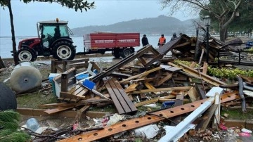 Karadeniz Ereğli'de fırtınanın izleri siliniyor