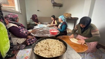 Karadenizli kadınlar Ramazan'da yenilecek lezzetleri imece usulüyle hazırlıyor