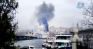 Karaköy'de bir binanın çatısında yangın çıktı
