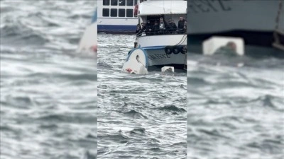 Karak&ouml;y'de yolcu vapurunun &ccedil;arptığı teknedeki kişi denize d&uuml;şt&uuml;