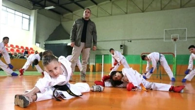 Karate antren&ouml;r&uuml; polis geleceğin şampiyonlarını yetiştiriyor