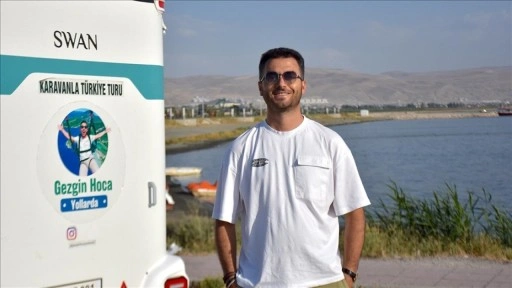 Karavanıyla şehir şehir dolaşarak doğal güzellikleri keşfediyor