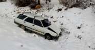 Karda kayan otomobil dereye uçtu: 2 yaralı