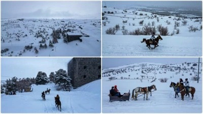 Karla kaplı Aziziye Tabyaları'nda bindikleri atları d&ouml;rtnala koşturup keyifli vakit ge&ccedil;iriyorla