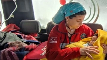 Karla kaplı köylerde hastalanan bebeklerin yardımına AFAD ve UMKE koştu