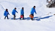 Karlı yolları aşarak sağlık hizmetini hastaların ayağına götürüyorlar