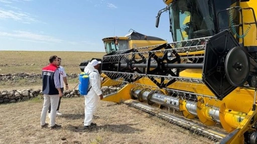 Kars'a gelen biçerdöverler, şap tedbirleri kapsamında dezenfekte edildikten sonra hasada başlıy