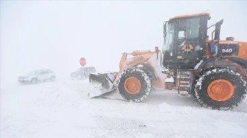 Kars-Ardahan kara yolu kar ve tipi sebebiyle ulaşıma kapatıldı