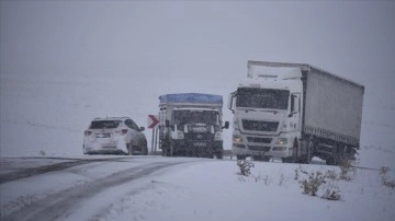 Kars-Göle kara yolunda kar yağışı, sürücülere zor anlar yaşattı
