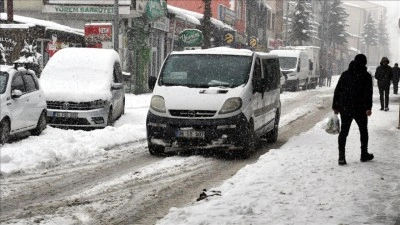Kars ile Ardahan'da kar yerini soğuk havaya bıraktı