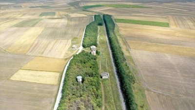Kars'ta 57 yıl &ouml;nce ağa&ccedil;landırılan tren istasyonu, yeşil dokusuyla dikkati &ccedil;ekiyor