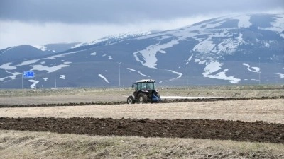 Kars'ta aylarca kar altında kalan topraklarda ekim mesaisi başladı