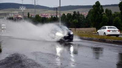 Kars'ta dolu ve sağanak etkili oldu