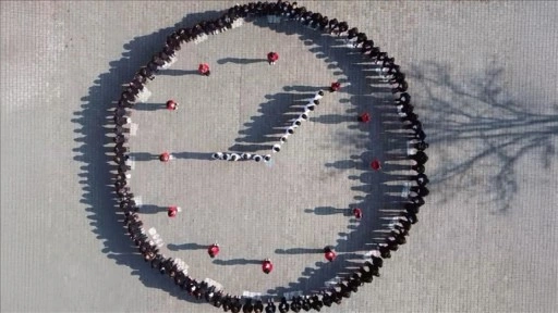 Kars'ta ilkokul öğrencilerinden saat "09.05" koreografisi