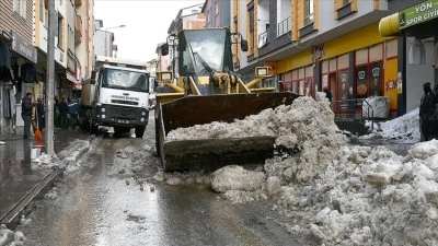 Kars'ta kar ve buz k&uuml;tleleri yerleşim yeri dışına taşınıyor
