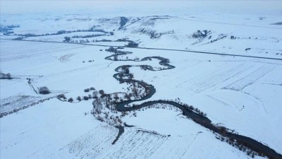Kars'ta karla kaplanan menderesler dronla g&ouml;r&uuml;nt&uuml;lendi