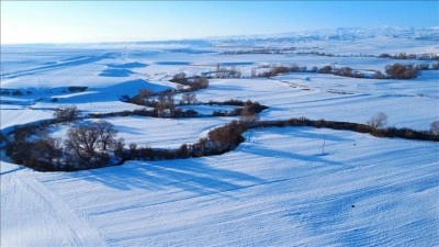 Kars'ta kıvrım kıvrım akan mendereslerin &ccedil;evresi karla kaplandı