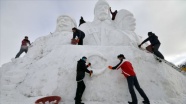 Kars'ta 'Sarıkamış şehitleri' anısına yapılan kardan heykellere yoğun ilgi