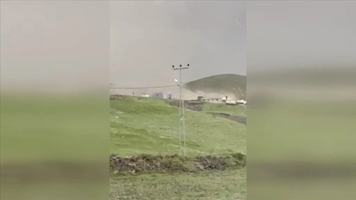 Kars'ta şiddetli fırtına bazı evlerin çatısına zarar verdi