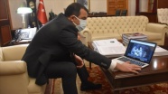 Kars Valisi Türker Öksüz'ün tercihi 'İşitme engelli hastayla iletişim' oldu