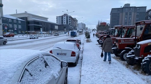 Kars ve Ardahan'da kar etkili oldu