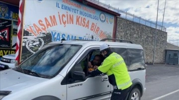 Kars ve Ardahan'da sürücüler şeker ikram edilerek uyarıldı