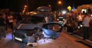 Karşı şeride geçen otomobil hafif ticari araçla çarpıştı: 1 ölü 7 yaralı