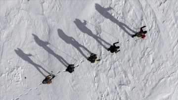 Karslı dağcılar, karla kaplı 3 bin 197 rakımdaki Kısır Dağı'na tırmandı