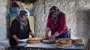 Karslı kadınlar ramazan ayında tandırları yöresel lezzetler için yaktı