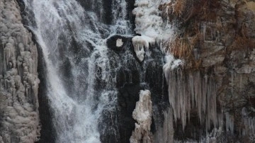 Kars'ta 75 metreden akan Susuz Şelalesi kısmen dondu
