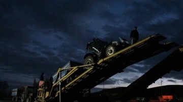 Kars'ta çiftçiler pancarın kar altında kalmaması için gece gündüz çalışıyor