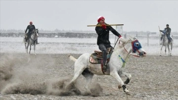 Kars'ta ciritçiler dondurucu soğuk ve kar altında yarıştı