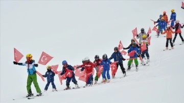 Kars'ta ilkokul öğrencileri "Karın Yıldızları Sarıkamış'ta" projesi ile kayak öğ
