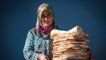 Kars'ta kadınlar soğuk havaya rağmen tandır ekmeğinden vazgeçmiyor