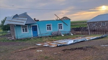 Kars'ta şiddetli r&uuml;zgar &ccedil;atıları u&ccedil;urdu