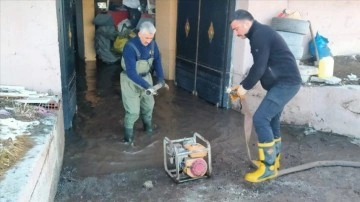 Kars'ta su baskınının yaşandığı evlerdeki su tahliye ediliyor