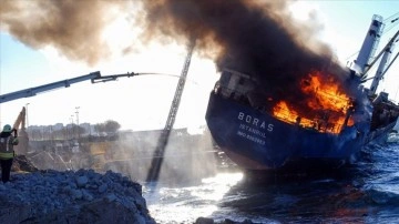 Kartal'da iskeleye bağlı bir gemide yangın çıktı
