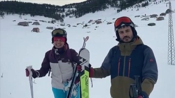 Kartalkaya'da kayak yaparken kaybolan tatilcileri JAK timi kurtardı