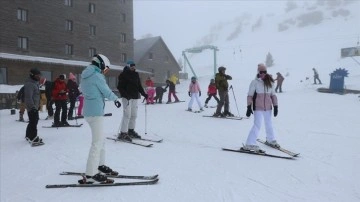 Kartalkaya'da tatilciler Mart'ta kayak keyfi yaşadı