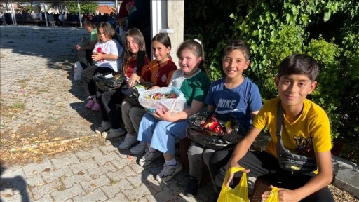 Kaş'ta 1 asırdır süren "şeker dağıtma" geleneği çocukların yüzünü güldürdü