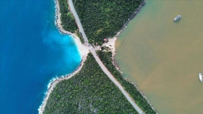 Kaş'ta sağanak sonrası denizin bir kısmı kahverengiye d&ouml;nd&uuml;