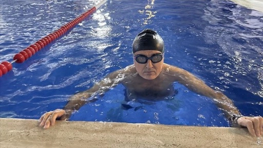 Kas zayıflığı rahatsızlığı bulunan Yılmaz Timu&ccedil;in y&uuml;zerek zinde kalıyor